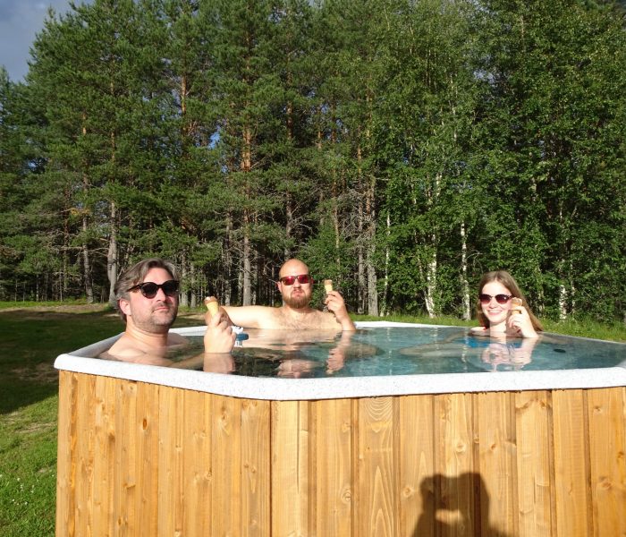 DSC04683 people with ice cream in a hottub