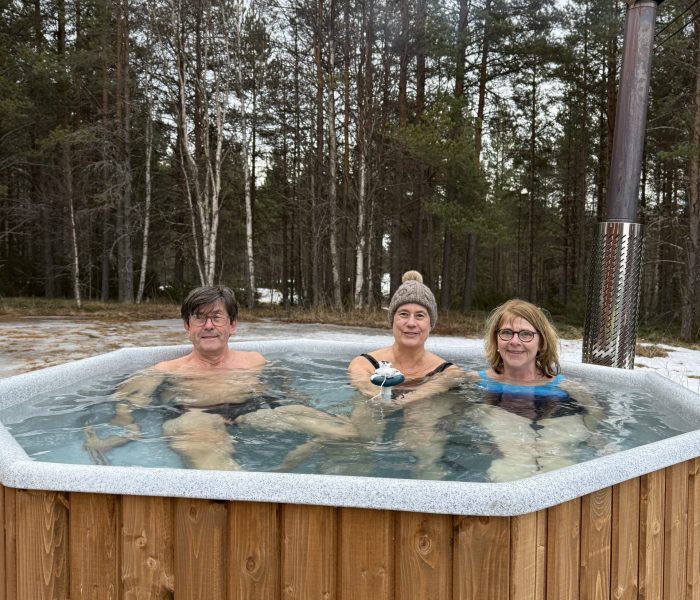 image1 people in winter in hottub