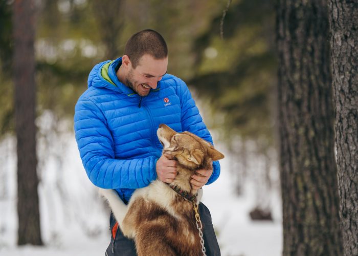 kuscheln mit einem Grönlandhund auf einer Hundeschlitten Husky Tour in Schweden